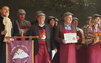 Trois nouveaux membres pour la confrérie des vignerons des Hautes-Alpes : un dégustateur, un agriculteur et un sénateur