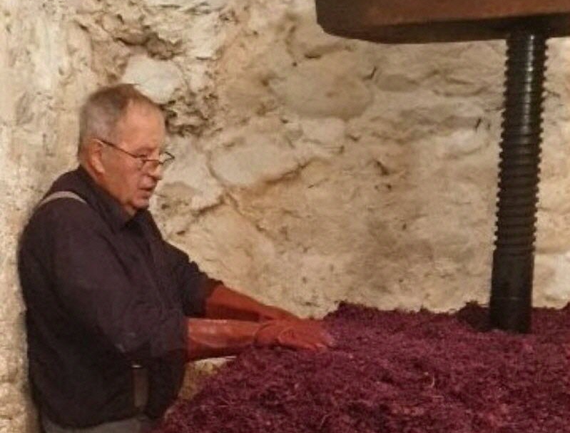 Entre tradition et modernité, le pressage de la cuvée de la Clochère