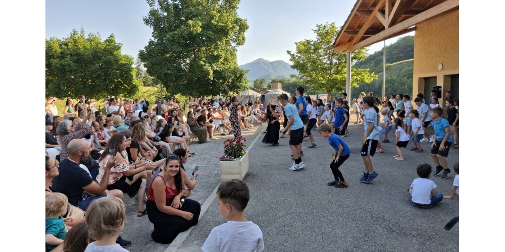 Une centaine de jeunes mettent l’ambiance pour le spectacle de fin d’année